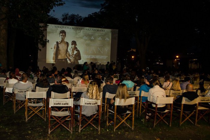 Ilustračný obrázok k článku Večerná romantika priamo v centre Michaloviec: Zažite letné kino pod hviezdami