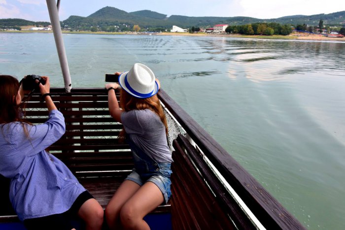 Ilustračný obrázok k článku Výletná loď ponúka romantiku na Šírave: Vychutnajte si na FOTKÁCH pohľady, ktoré zažijete pri plavbe