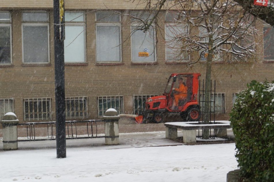 Ilustračný obrázok k článku Zimná údržba aj v okrajových častiach Michaloviec: Na rad prišli aj chodníky