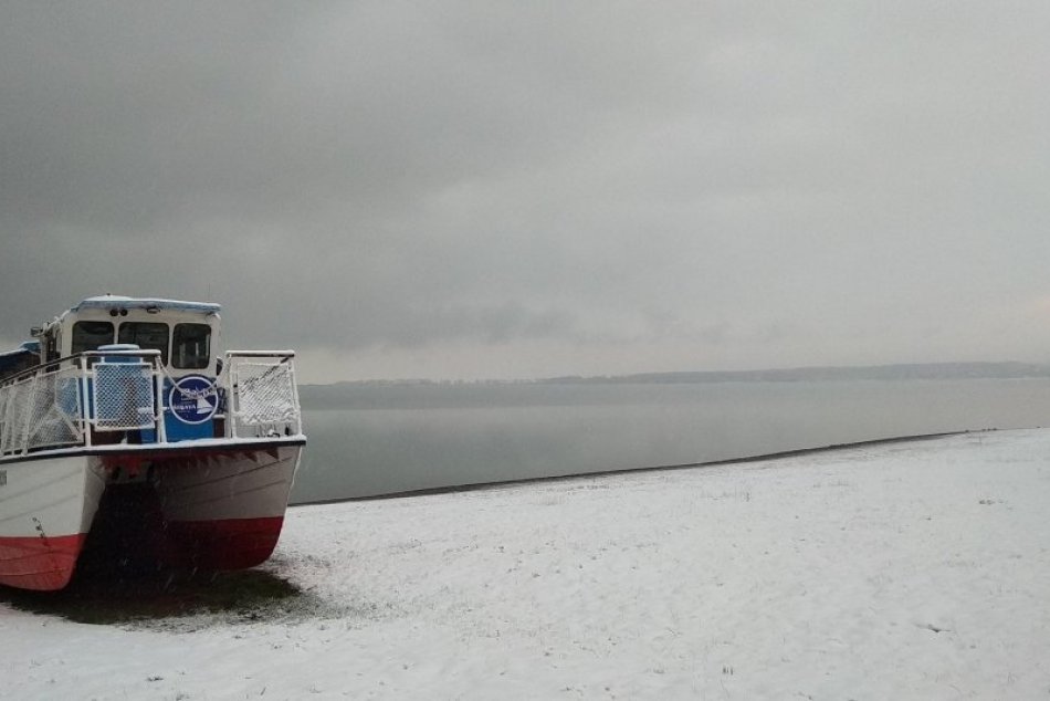 Ilustračný obrázok k článku Vinianske jazero a Šírava pod bielou perinou: Krásne zábery ako z rozprávky, FOTO