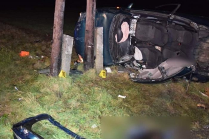 Ilustračný obrázok k článku V okrese Michalovce vrazilo auto do priekopy a stĺpu: Nehoda má tragické následky
