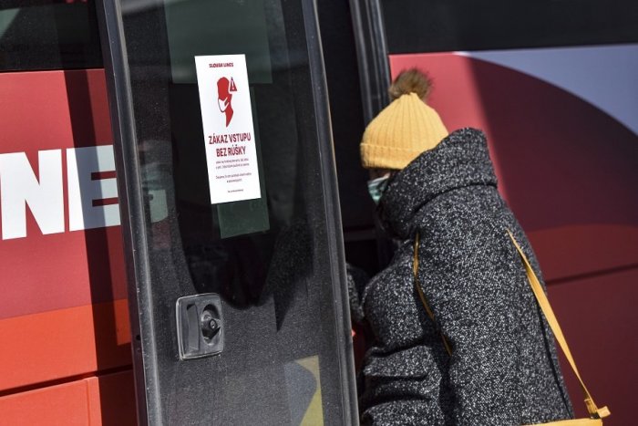 Ilustračný obrázok k článku Proti šíreniu ochorenia: Vodiči prímestskej autobusovej dopravy dostali ochranné štíty
