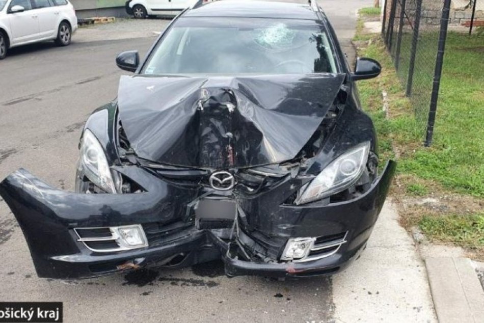 Ilustračný obrázok k článku Kuriózna nehoda v Michalovciach: Vodič sa netrafil do vstupnej brány, FOTO