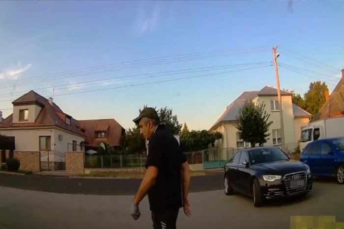 Ilustračný obrázok k článku VIDEO: Poznáte ho? Neznámeho muža hľadajú pre krádež v Michalovciach!