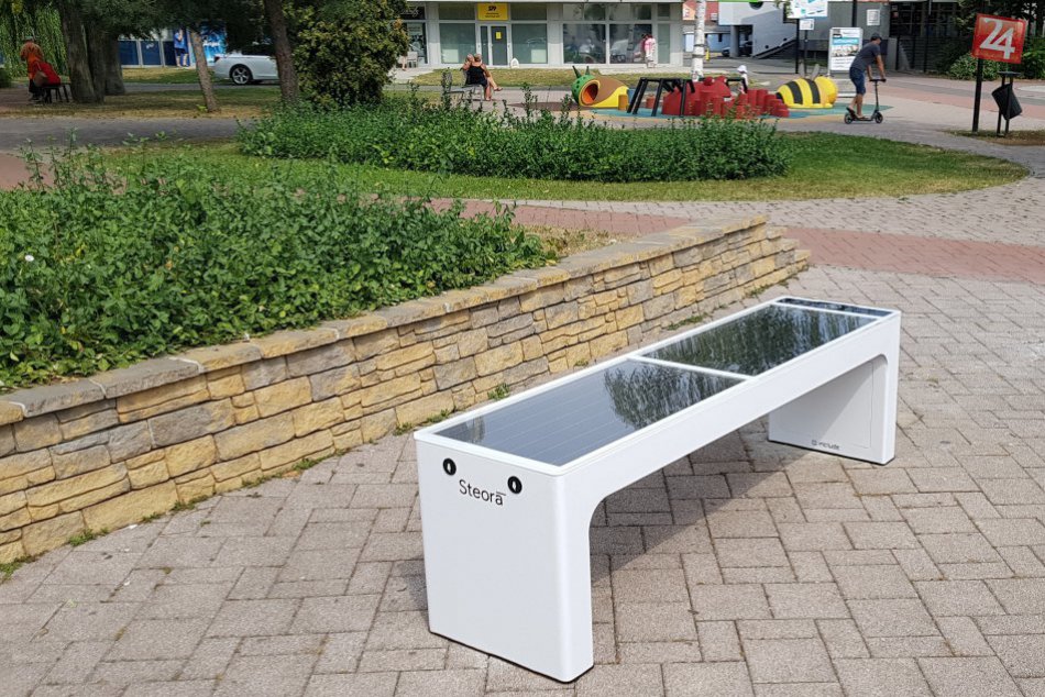 OBRAZOM: Inteligentná lavička na Námestí slobody v Michalovciach